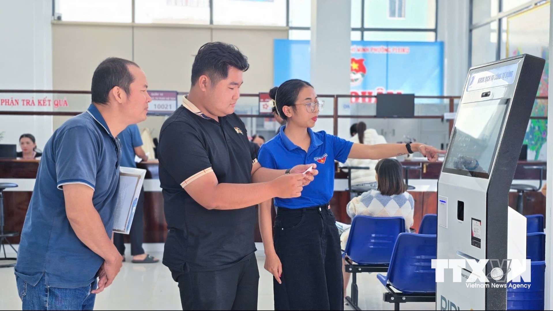 Đoàn viên, thanh niên Gia Lai hướng dẫn người dân sử dụng các nền tảng, dịch vụ số. (Ảnh: Quang Thái/TTXVN)